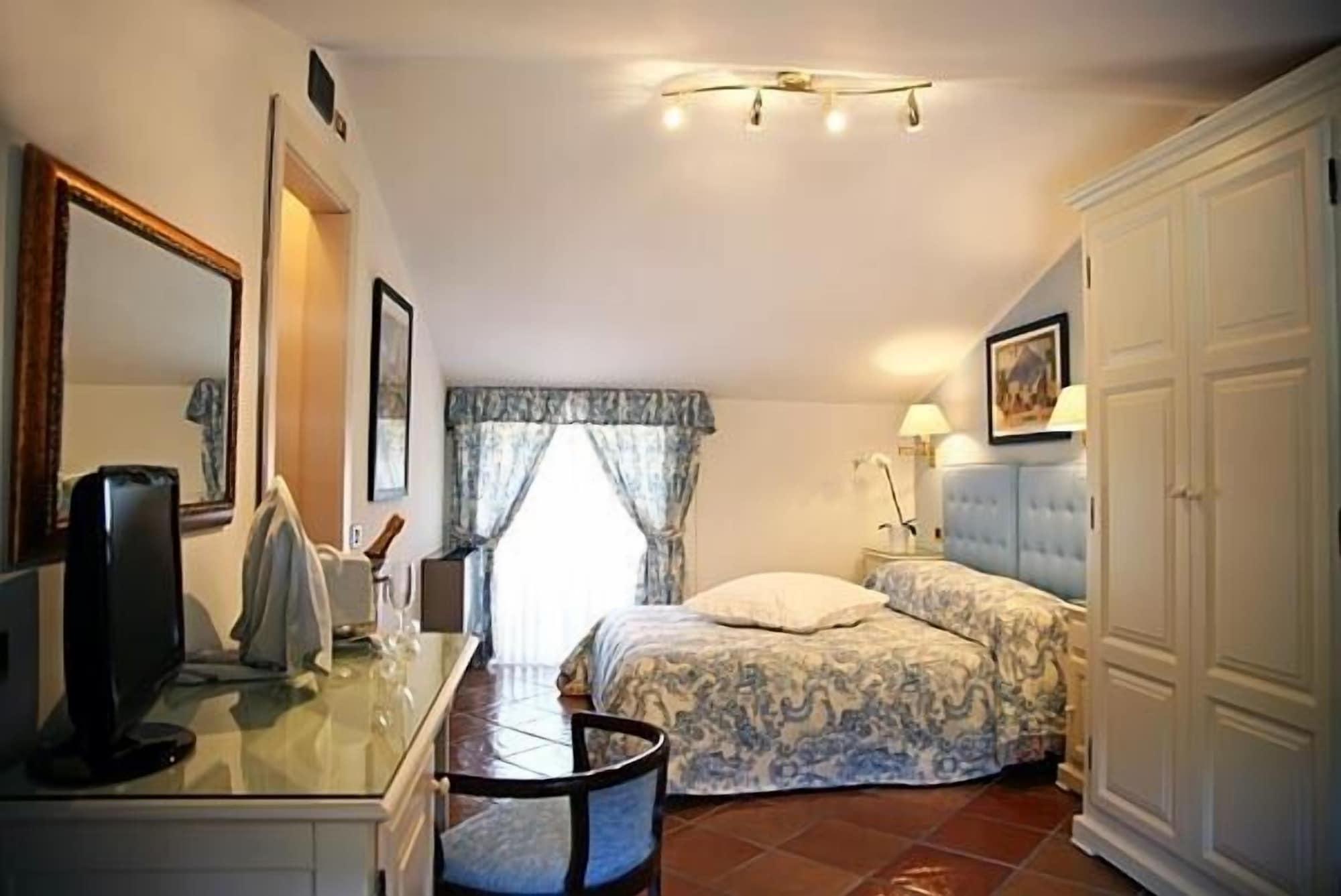 Hotel Hermitage Кастелабате Екстериор снимка