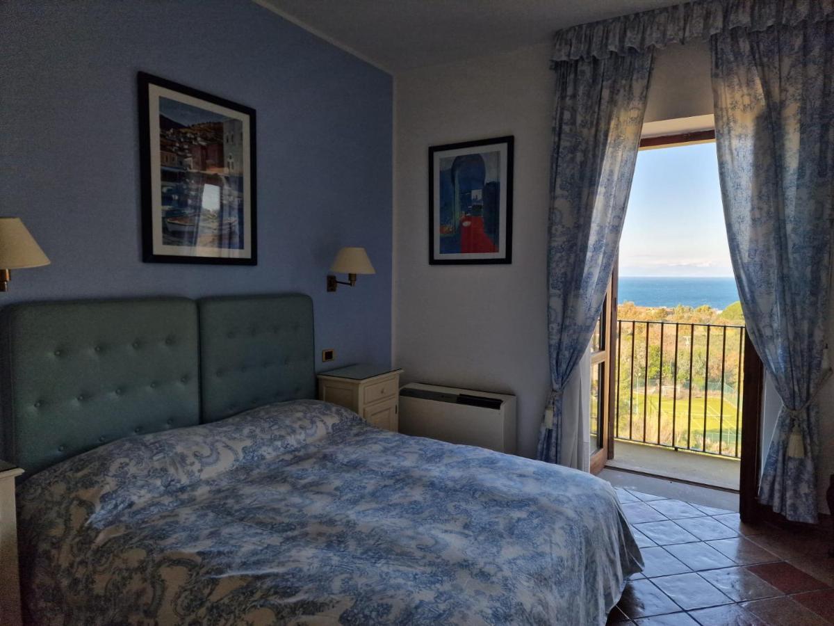 Hotel Hermitage Кастелабате Екстериор снимка