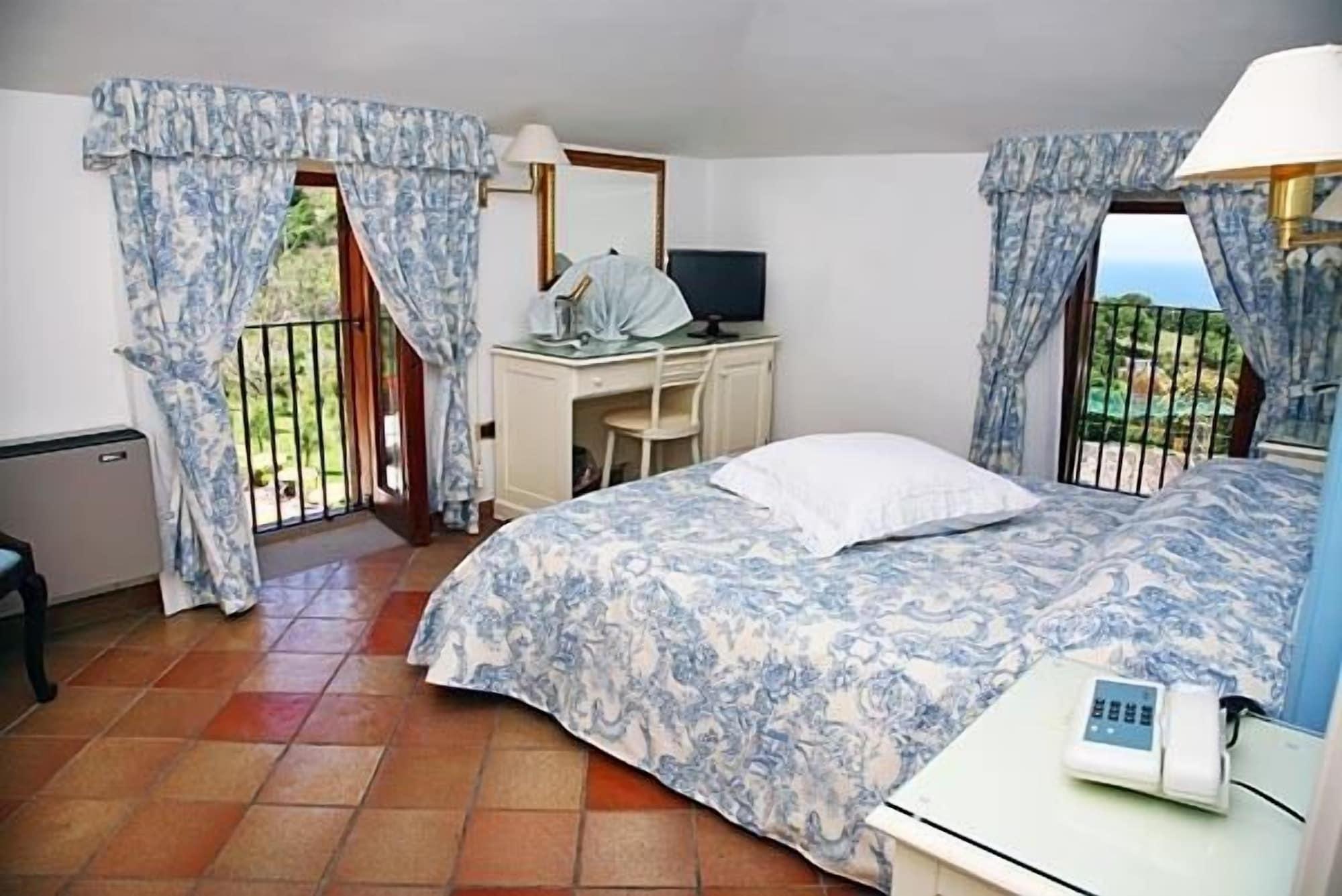 Hotel Hermitage Кастелабате Екстериор снимка