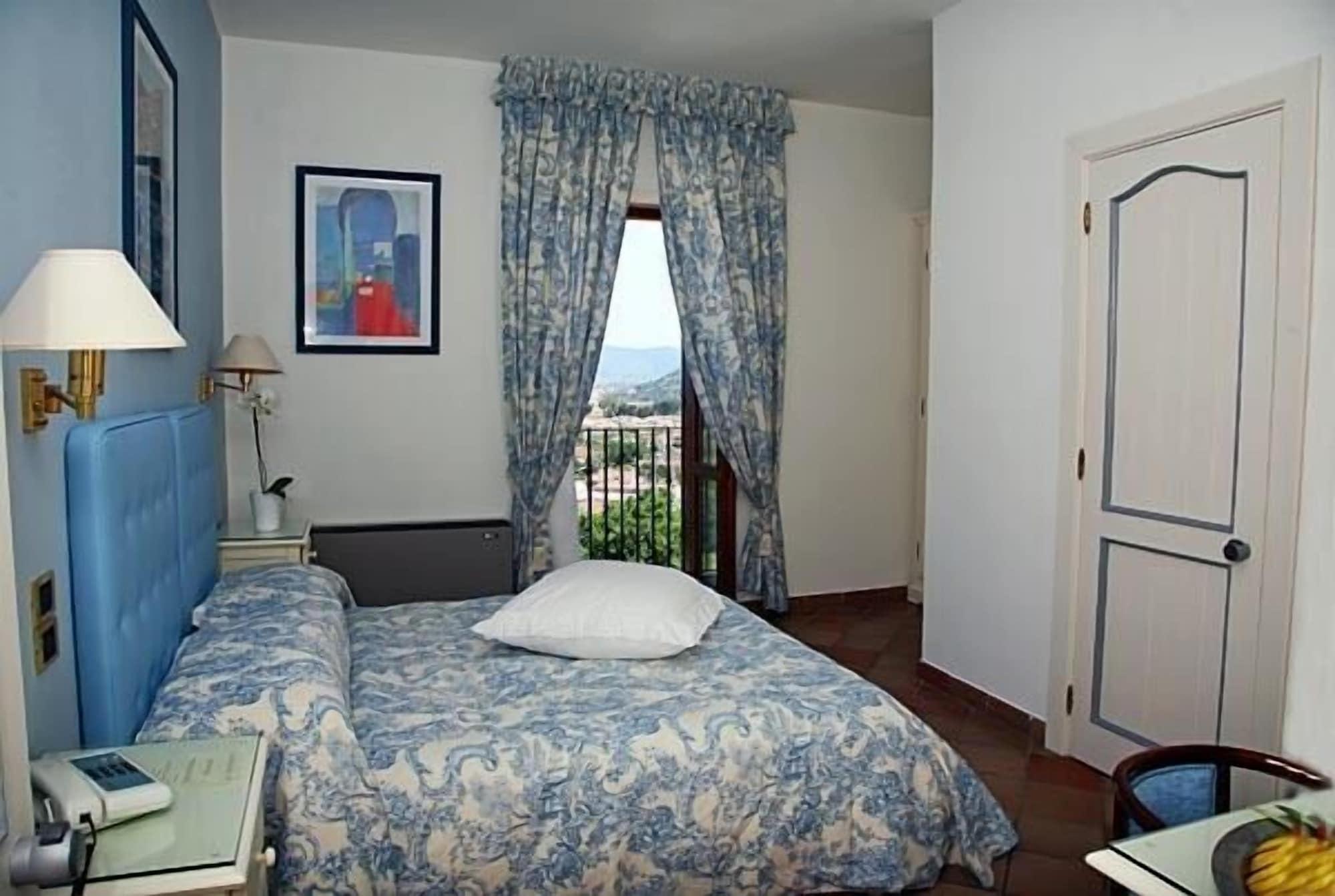 Hotel Hermitage Кастелабате Екстериор снимка